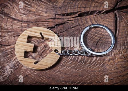 trinket casa senza chiavi su sfondo di legno Foto Stock