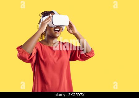 Donna nera sorridente con occhiali vr e nuove tecnologie Foto Stock