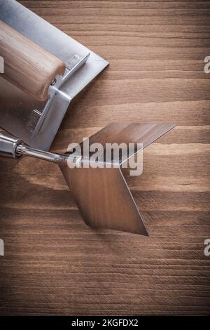 vista verticale angolari a due mani con manici in legno. Foto Stock