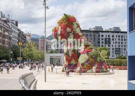BILBAO, SPAGNA-8 AGOSTO 2021: Cucciolo di scultura di Jeff Koons di fronte al Museo Guggenheim Bilbao Foto Stock
