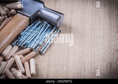 Tasselli in legno costruzione unghie martello artiglio copia spazio immagine. Foto Stock