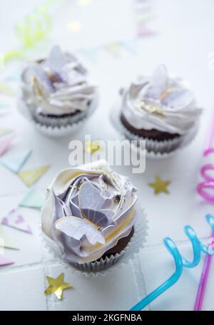 Festa di compleanno dolci cupcake con decorazioni a farfalla Foto Stock