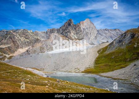 Lago lungo e Grande casse paesaggio alpino ghiacciaio in francese alpi Foto Stock