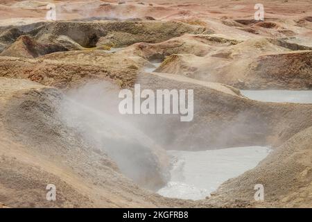 Pozze di fango bollente a Sol de Mañana (Morning Sun) Area geotermica nella Riserva Nazionale Eduardo Avaroa, Bolivia Foto Stock