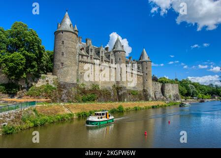 Josselin, Francia - 8th giugno 2022: Chateau de Josselin presso il fiume Oust, si trova nel Morbihan in Bretagna. Foto Stock