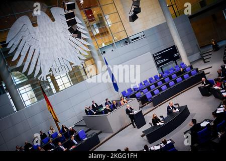 Berlino, Germania. 23rd Nov 2022. Il Cancelliere OLAF Scholz (DOCUP) interviene al Bundestag durante il dibattito generale della settimana del bilancio. Credit: Kay Nietfeld/dpa/Alamy Live News Foto Stock