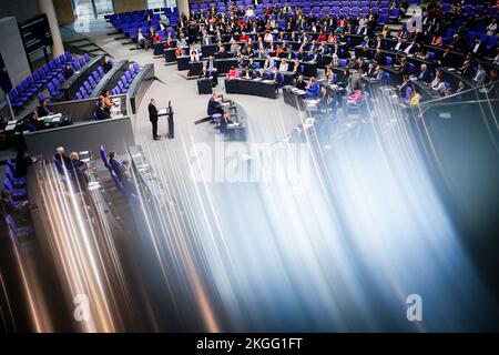 Berlino, Germania. 23rd Nov 2022. Il Cancelliere OLAF Scholz (DOCUP) interviene al Bundestag durante il dibattito generale della settimana del bilancio. Credit: Kay Nietfeld/dpa/Alamy Live News Foto Stock