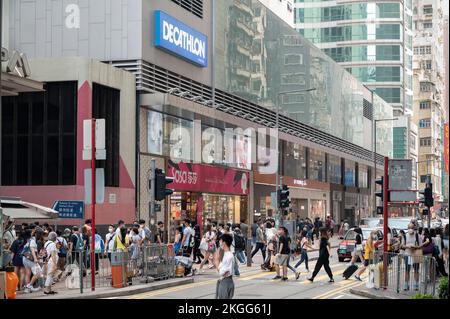 Hong Kong, Cina. 12th Set, 2022. I pedoni attraversano la strada di fronte al negozio francese di articoli sportivi Decathlon a Hong Kong. (Credit Image: © Sebastian ng/SOPA Images via ZUMA Press Wire) Foto Stock