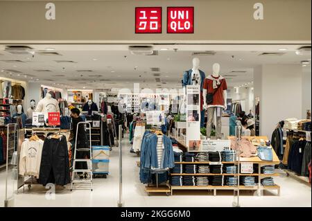 Hong Kong, Cina. 23rd Nov 2022. Negozio di abbigliamento giapponese Uniqlo a Hong Kong. (Foto di Sebastian ng/SOPA Images/Sipa USA) Credit: Sipa USA/Alamy Live News Foto Stock