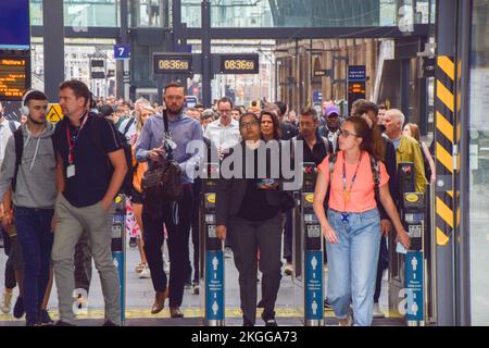 Londra, Regno Unito. 18th agosto 2022. I pendolari arrivano alla stazione di King's Cross mentre i treni colpiscono il Regno Unito. I lavoratori ferroviari e i membri sindacali hanno organizzato ulteriori walkouts sulla retribuzione. Foto Stock