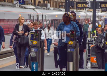 Londra, Regno Unito. 18th agosto 2022. I pendolari arrivano alla stazione di King's Cross mentre i treni colpiscono il Regno Unito. I lavoratori ferroviari e i membri sindacali hanno organizzato ulteriori walkouts sulla retribuzione. Foto Stock