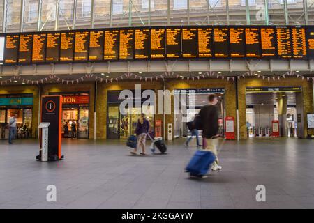 Londra, Regno Unito, 27th luglio 2022. Atrio principale della stazione ferroviaria di King's Cross con informazioni sui treni. Foto Stock