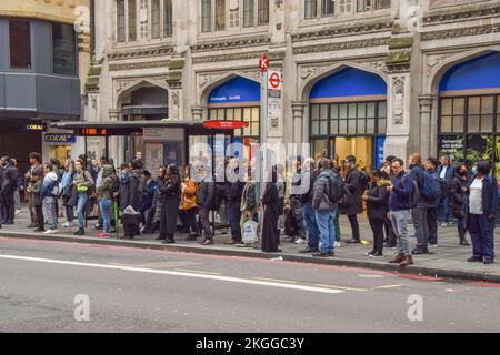 Londra, Regno Unito. 10th novembre 2022. I pendolari aspettano gli autobus fuori dalla stazione di Liverpool Street mentre un altro attacco della metropolitana di Londra interrompe il viaggio nella capitale. Foto Stock