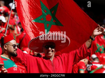 Al Khor, Qatar. 23rd Nov 2022. I fan reagiscono prima della partita di Gruppo F tra Marocco e Croazia alla Coppa del mondo FIFA 2022 allo stadio al Bayt di al Khor, Qatar, 23 novembre 2022. Credit: Wang Lili/Xinhua/Alamy Live News Foto Stock