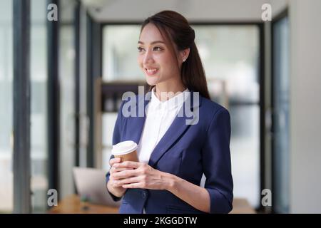 Documenti aziendali, Auditor businesswoman ricerca documento legale preparare documenti e report per l'analisi TEMPO FISCALE, contabile documenti dati Foto Stock