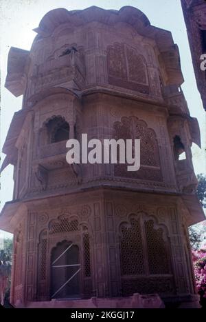Torre a Mandore Gardens, Jodhpur, Rajasthan. Il giardino Mandore è la collezione di memoriali e templi della dinastia Marwar. Foto Stock