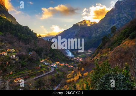 Tramonto sopra Curral Das Freiras villaggio sull'isola di Madeira, Portogallo Foto Stock