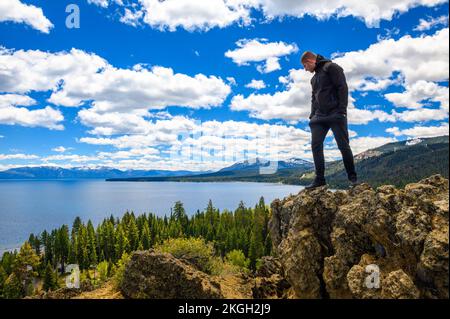 Escursionista godendo la vista del lago Tahoe dall'Eagle Rock in California Foto Stock