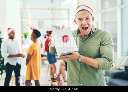 WOW, regalo e uomo d'affari felice a una festa di Natale per la celebrazione del lavoro in ufficio. Sorridi, sorprendi e ritrae di un dipendente entusiasta con un Foto Stock