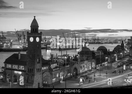 Una scala di grigi di St. Pauli Piers ad Amburgo, Germania Foto Stock