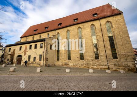 Saalfeld, Germania. 23rd Nov 2022. Un monaco francescano è dipinto sopra l'ingresso del Museo della Città. Nel chiostro, a partire da oggi, si può vedere una tripla finestra con archi gotici a punta intorno al 1250. La parte più antica conservata dell'ex monastero francescano fu scoperta nuovamente nell'ottobre 2022, dopo essere stata murata dopo una fase di ricostruzione intorno al 1480. Credit: Michael Reichel/dpa/Alamy Live News Foto Stock