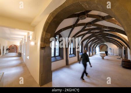 Saalfeld, Germania. 23rd Nov 2022. Un uomo cammina nel chiostro del Museo della Città. Da oggi, qui si può vedere una tripla finestra con archi gotici a punta del 1250 circa. La parte più antica conservata dell'ex monastero francescano fu nuovamente scoperta nell'ottobre 2022, dopo essere stata murata dopo una fase di ricostruzione intorno al 1480. Credit: Michael Reichel/dpa/Alamy Live News Foto Stock