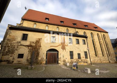 Saalfeld, Germania. 23rd Nov 2022. Un monaco francescano è dipinto sopra l'ingresso del Museo della Città. Nel chiostro, a partire da oggi, si può vedere una tripla finestra con archi gotici a punta intorno al 1250. La parte più antica conservata dell'ex monastero francescano fu scoperta nuovamente nell'ottobre 2022, dopo essere stata murata dopo una fase di ricostruzione intorno al 1480. Credit: Michael Reichel/dpa/Alamy Live News Foto Stock