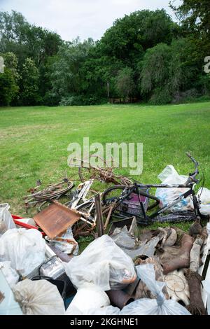 Italia, Lombardia, pulizia e raccolta rifiuti abbandonati Foto Stock
