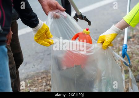 Italia, Lombardia, Volontariato impegnato nella pulizia e raccolta dei rifiuti abbandonati Foto Stock