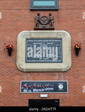 Omaggio ai giocatori che sono morti nel disastro aereo di Monaco il 6 febbraio 1958, allo stadio Old Trafford del Manchester United, Manchester Foto Stock