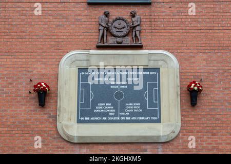 Omaggio ai giocatori che sono morti nel disastro aereo di Monaco il 6 febbraio 1958, allo stadio Old Trafford del Manchester United, Manchester Foto Stock