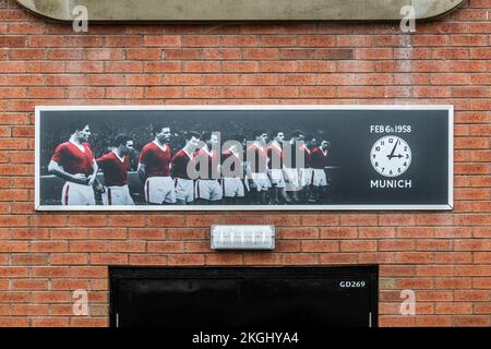 Omaggio ai giocatori che sono morti nel disastro aereo di Monaco il 6 febbraio 1958, allo stadio Old Trafford del Manchester United, Manchester Foto Stock