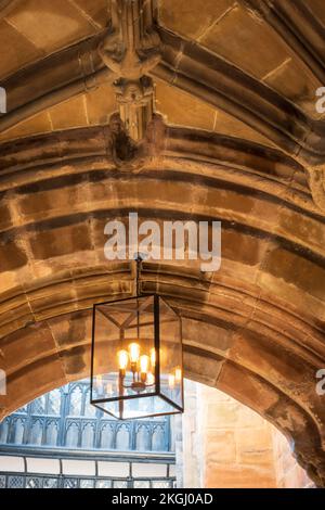 Una lapide all'ingresso della storica St Marys Guildhall nella città di Coventry, Regno Unito. Foto Stock