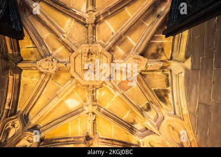 Una lapide all'ingresso della storica St Marys Guildhall nella città di Coventry, Regno Unito. Foto Stock