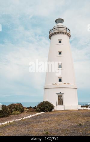Faro attivo di Cape Willoughby visto contro il cielo blu con le nuvole in un giorno, Kangaroo Island, South Australia Foto Stock