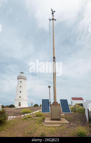 Stazione meteorologica a energia solare con faro in una giornata a Cape Willoughby, Kangaroo Island, South Australia Foto Stock