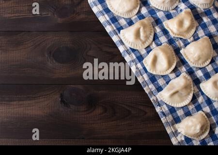 gnocchi di pasta cruda sul tavolo Foto Stock