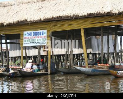 Edifici su palafitte, la vita sul fiume, Ganvie, Benin Foto Stock