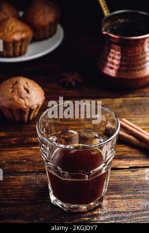 Caffè alla turca con spezie e farina di avena muffin su una superficie di legno Foto Stock