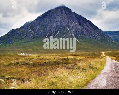 Dirigiti a ovest verso Glencoe Scotland, con la montagna sullo sfondo Foto Stock