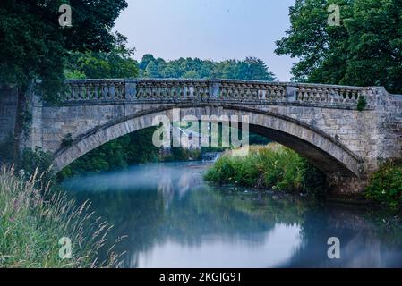 Ponte romantico sull'acqua a Pollok Park, Glasgow Foto Stock