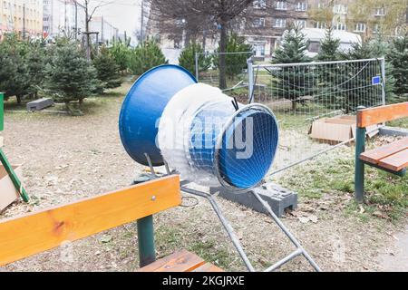 Pinne e tubo di rete blu al mercato agricolo, nessuna gente. Acquisto dell'albero di Natale e del concetto di trasporto. Messa a fuoco selettiva, spazio di copia Foto Stock