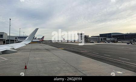 30 settembre 2022 - New York, NY USA - gli aerei si allineano all'aeroporto JFK, uno dei 10 aeroporti più trafficati degli Stati Uniti. Foto Stock