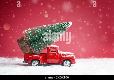 Albero di natale sul giocattolo auto. Vacanze di Natale celebrazione del concetto. Foto Stock