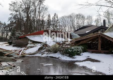 Tetto collassato di un vecchio edificio in legno. Architettura abbandonata, rovine in campagna. Foto Stock