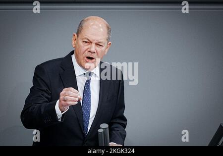 Berlino, Germania. 23rd Nov 2022. Il Cancelliere OLAF Scholz (DOCUP) al Bundestag durante il dibattito generale della settimana del bilancio. Credit: Kay Nietfeld/dpa/Alamy Live News Foto Stock