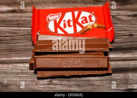 Cairo, Egitto, novembre 7 2022: KitKat, una confezione di cialda di wafer ricoperta di cioccolato creata da Rowntree's di York, Regno Unito, ed è ora prodotto glo Foto Stock