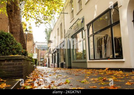 Londra - Novembre 2022: Kensington Church Walk, una strada di negozi indipendenti al di fuori di Kensington High Street Foto Stock
