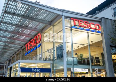 Londra - Novembre 2022: Tesco Superstore su West Cromwell Road sud-ovest di Londra, il principale marchio britannico di supermercati Foto Stock