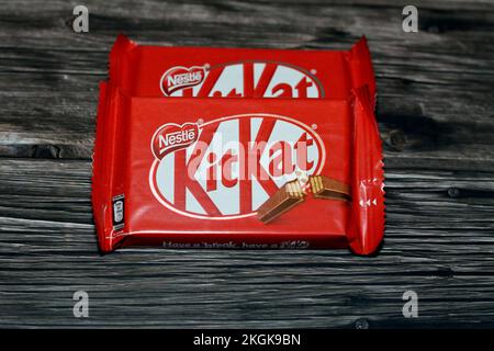 Cairo, Egitto, novembre 7 2022: KitKat, una confezione di cialda di wafer ricoperta di cioccolato creata da Rowntree's di York, Regno Unito, ed è ora prodotto glo Foto Stock